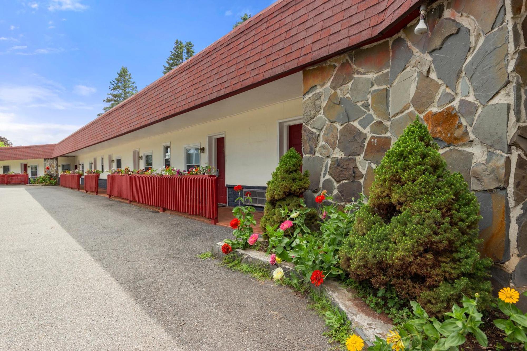 Blue Spruce Inn & Suites Valatie Exterior photo