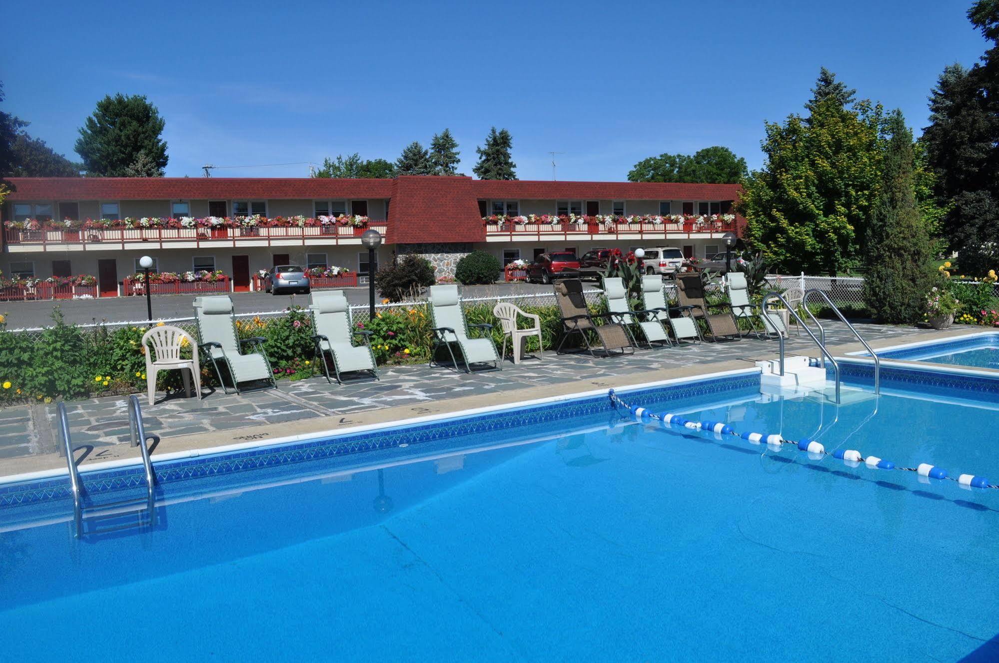 Blue Spruce Inn & Suites Valatie Exterior photo